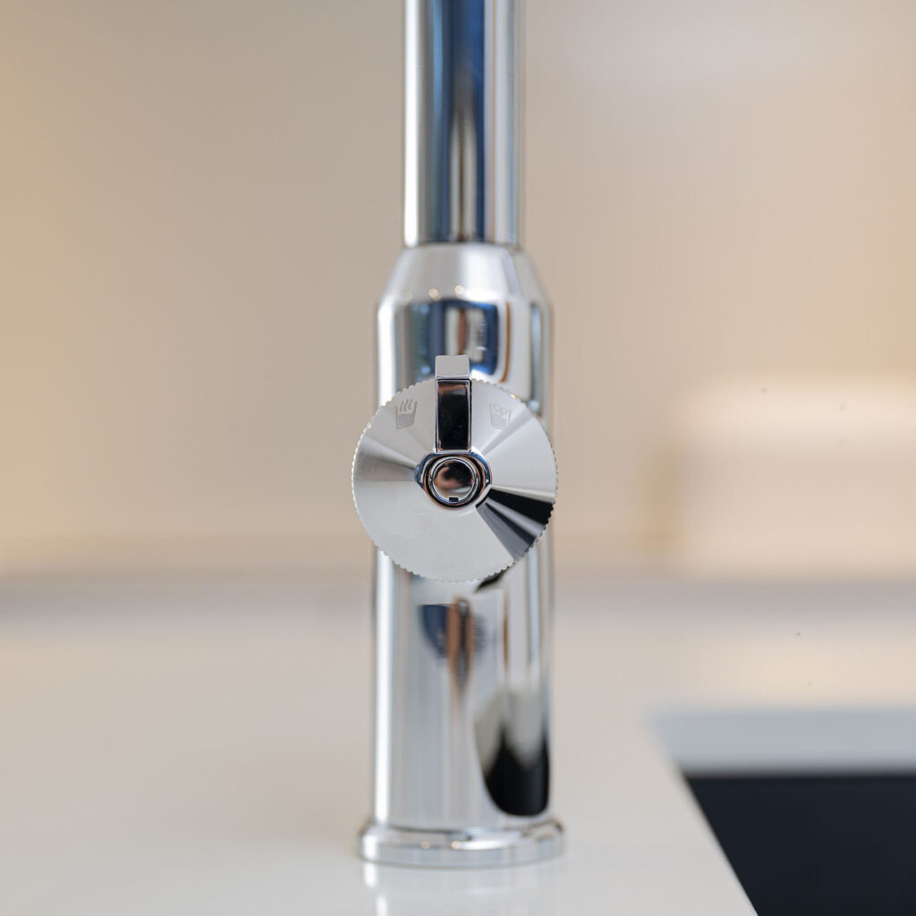 Quel Ultra Plus 4-in-1 instant boiling water tap in polished chrome, close-up of the multifunction control dial showing boiling and filtered water function symbols.