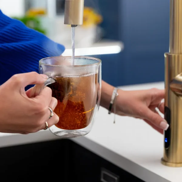 person pouring tea using a quel tap