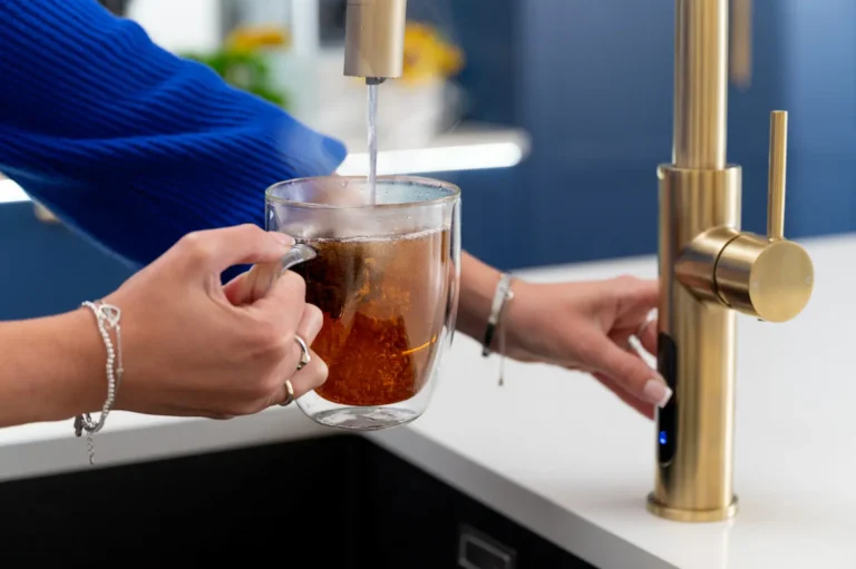person pouring tea using a quel tap